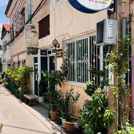Ricos Honey Place Guesthouse Bangkok Exteriör bild