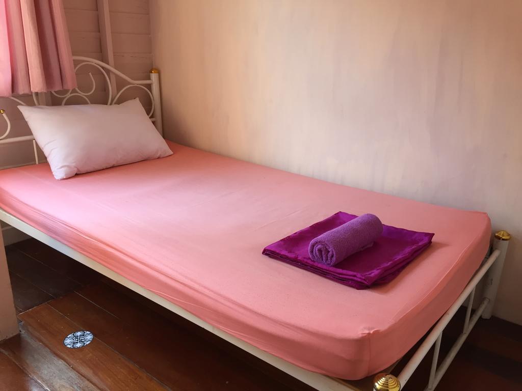 Ricos Honey Place Guesthouse Bangkok Exteriör bild