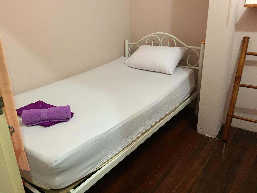 Ricos Honey Place Guesthouse Bangkok Exteriör bild