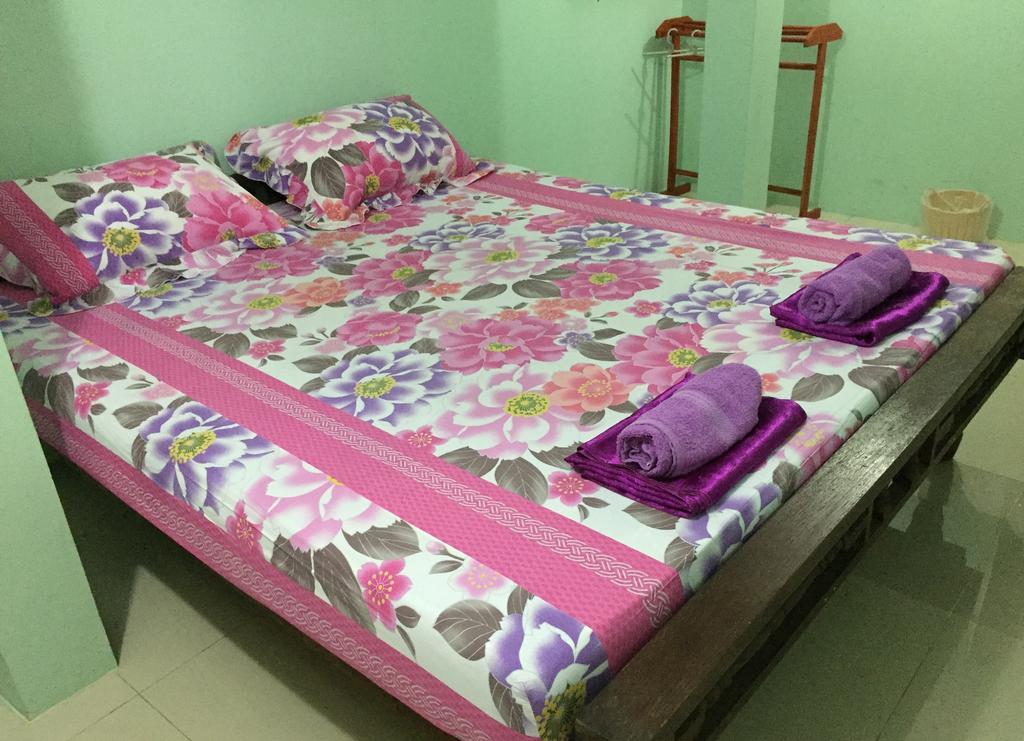 Ricos Honey Place Guesthouse Bangkok Exteriör bild