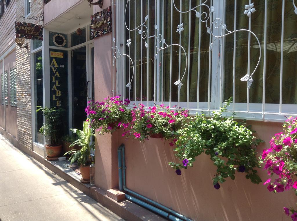 Ricos Honey Place Guesthouse Bangkok Exteriör bild