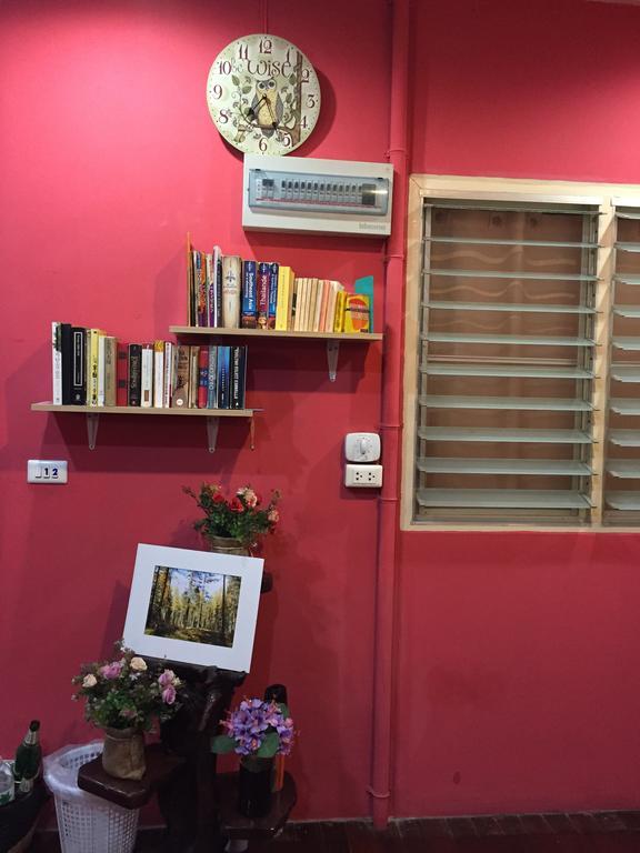 Ricos Honey Place Guesthouse Bangkok Exteriör bild