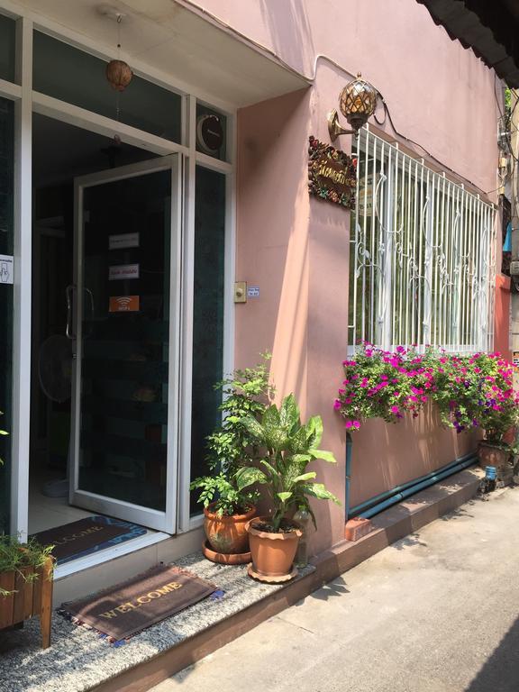 Ricos Honey Place Guesthouse Bangkok Exteriör bild