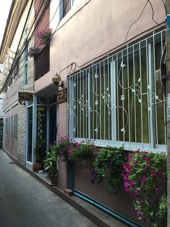 Ricos Honey Place Guesthouse Bangkok Exteriör bild