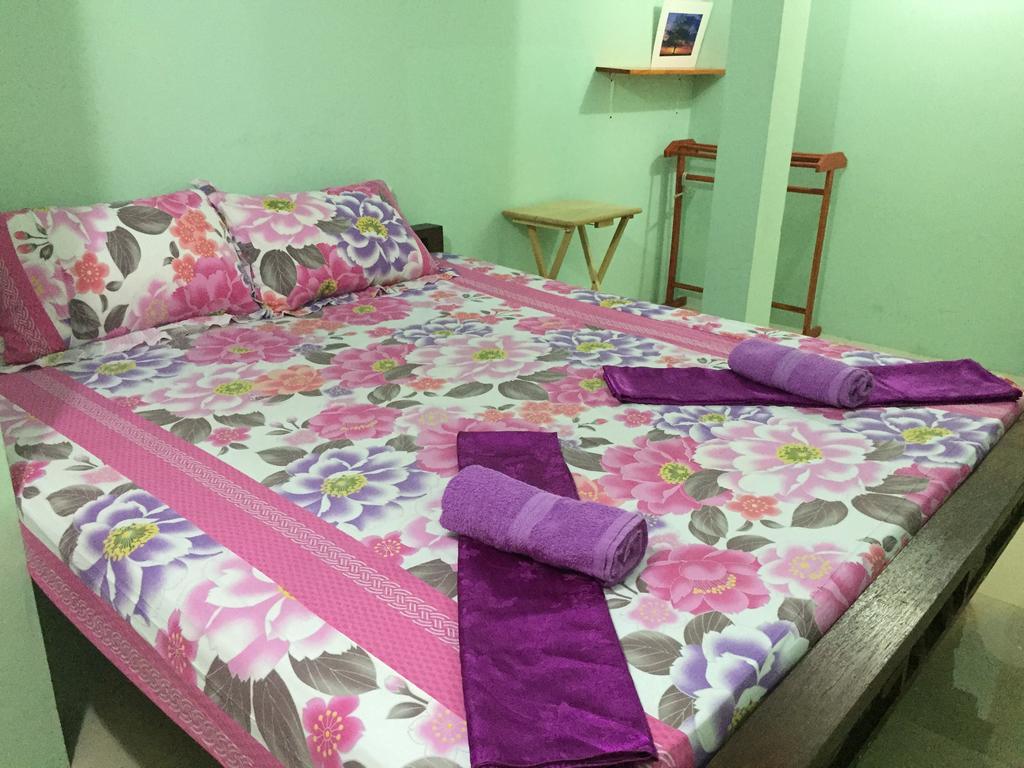 Ricos Honey Place Guesthouse Bangkok Exteriör bild