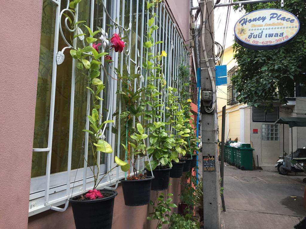 Ricos Honey Place Guesthouse Bangkok Exteriör bild