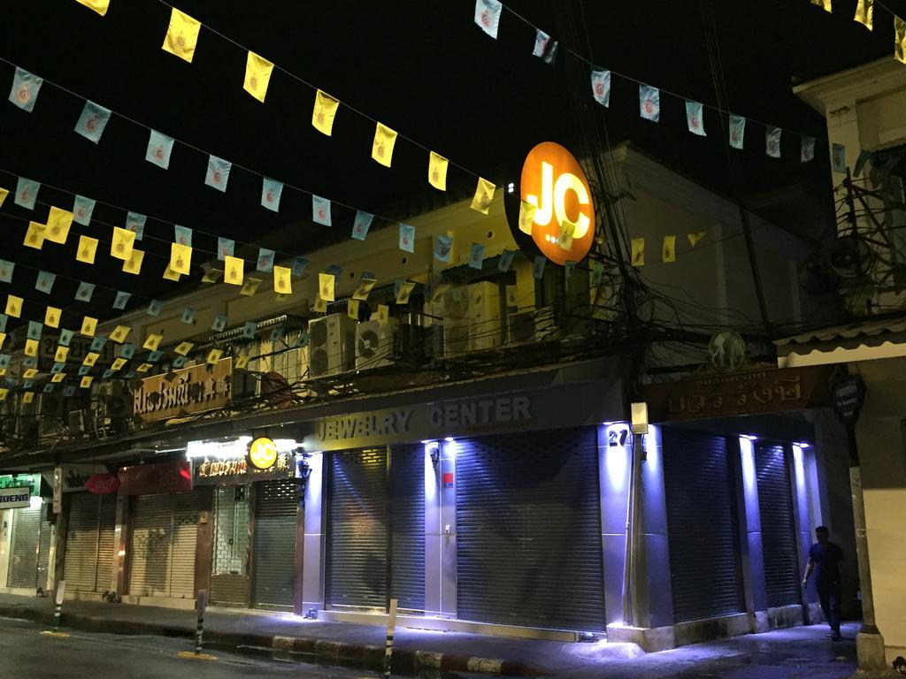 Ricos Honey Place Guesthouse Bangkok Exteriör bild