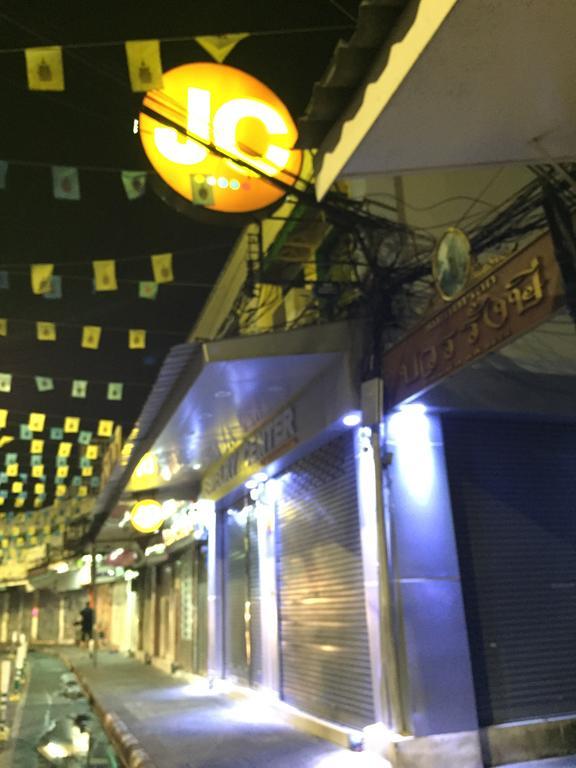 Ricos Honey Place Guesthouse Bangkok Exteriör bild