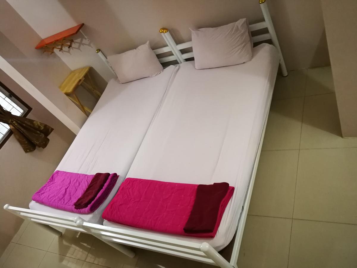 Ricos Honey Place Guesthouse Bangkok Exteriör bild