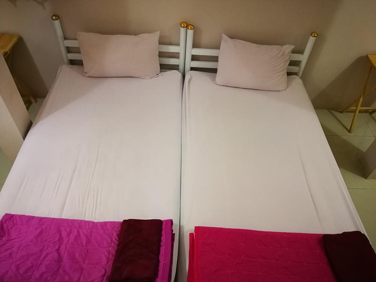 Ricos Honey Place Guesthouse Bangkok Exteriör bild